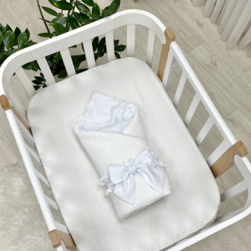 Păturică bebeluș din satin și material tricotat, cu pilotă, albă